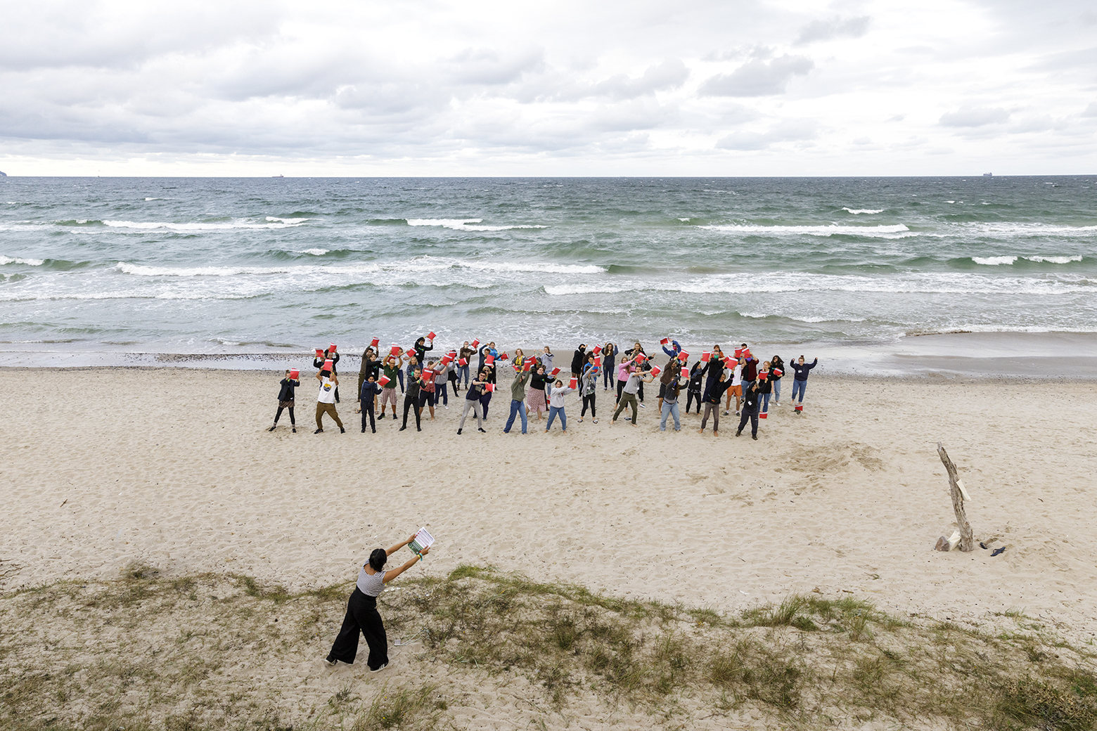 Das Jugendforum youpaN und Besucherinnen und Besucher der youcoN 2021 tanzen am Strand von Rügen einen Flashmob für Klimagerechtigkeit