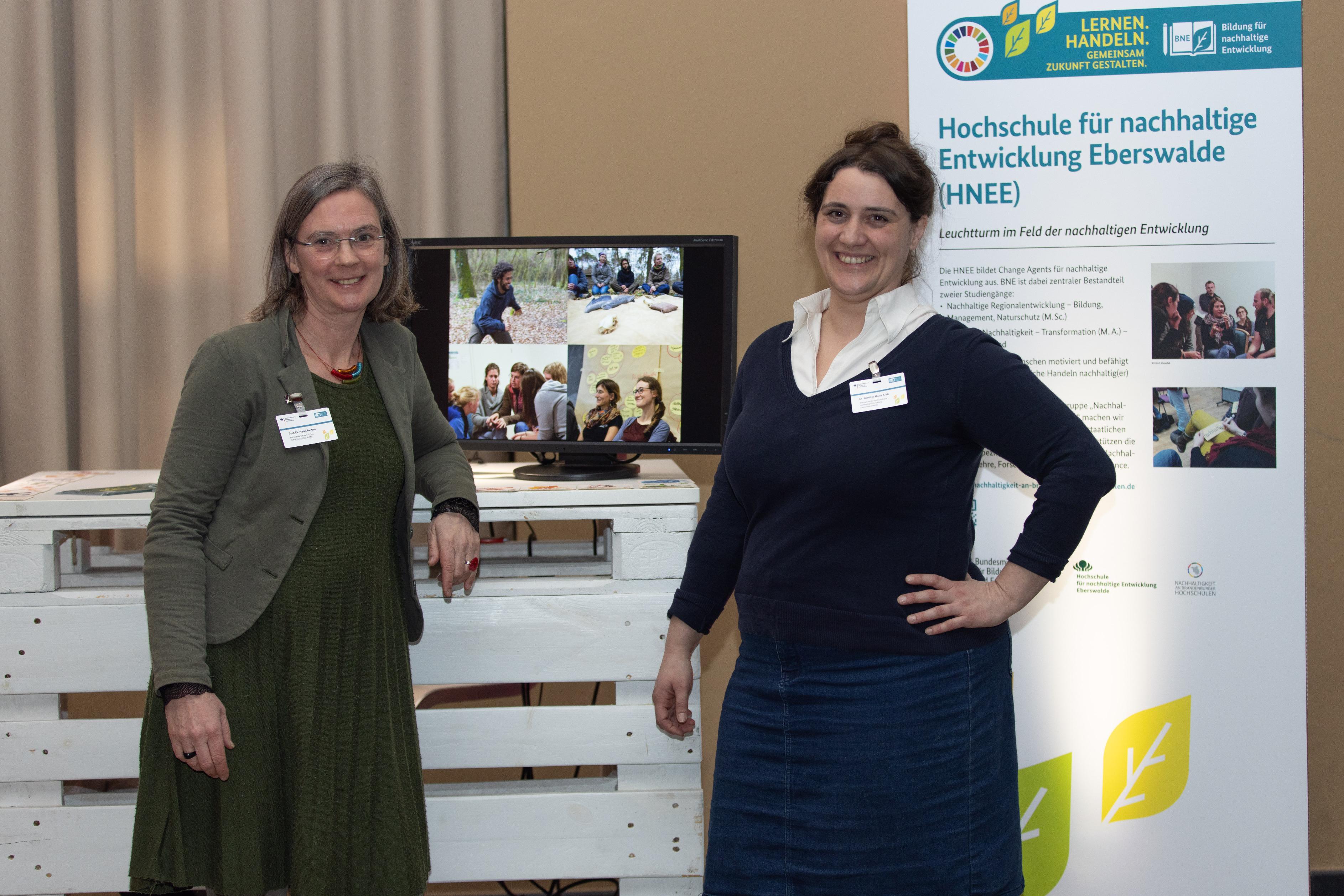 Zwei Dozentinnen der Hochschule für nachhaltige Entwicklung Eberswalde stehen vor einem Stand