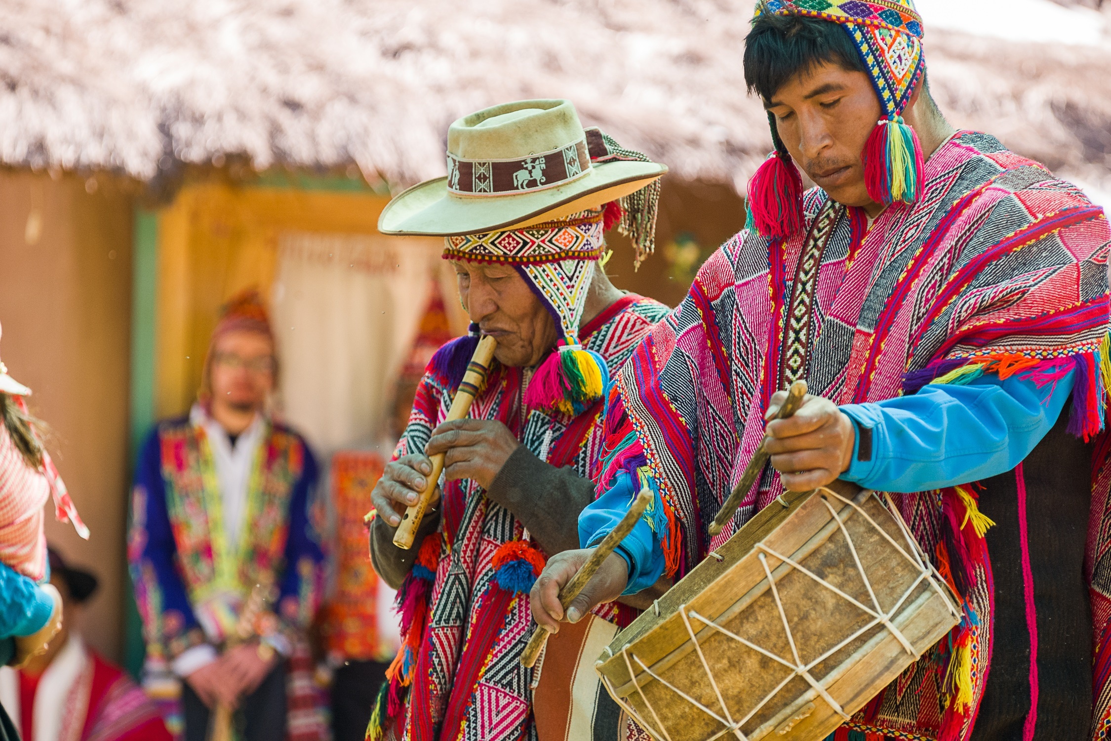 Flötenspieler und Trommler in traditioneller Kleidung der Anden