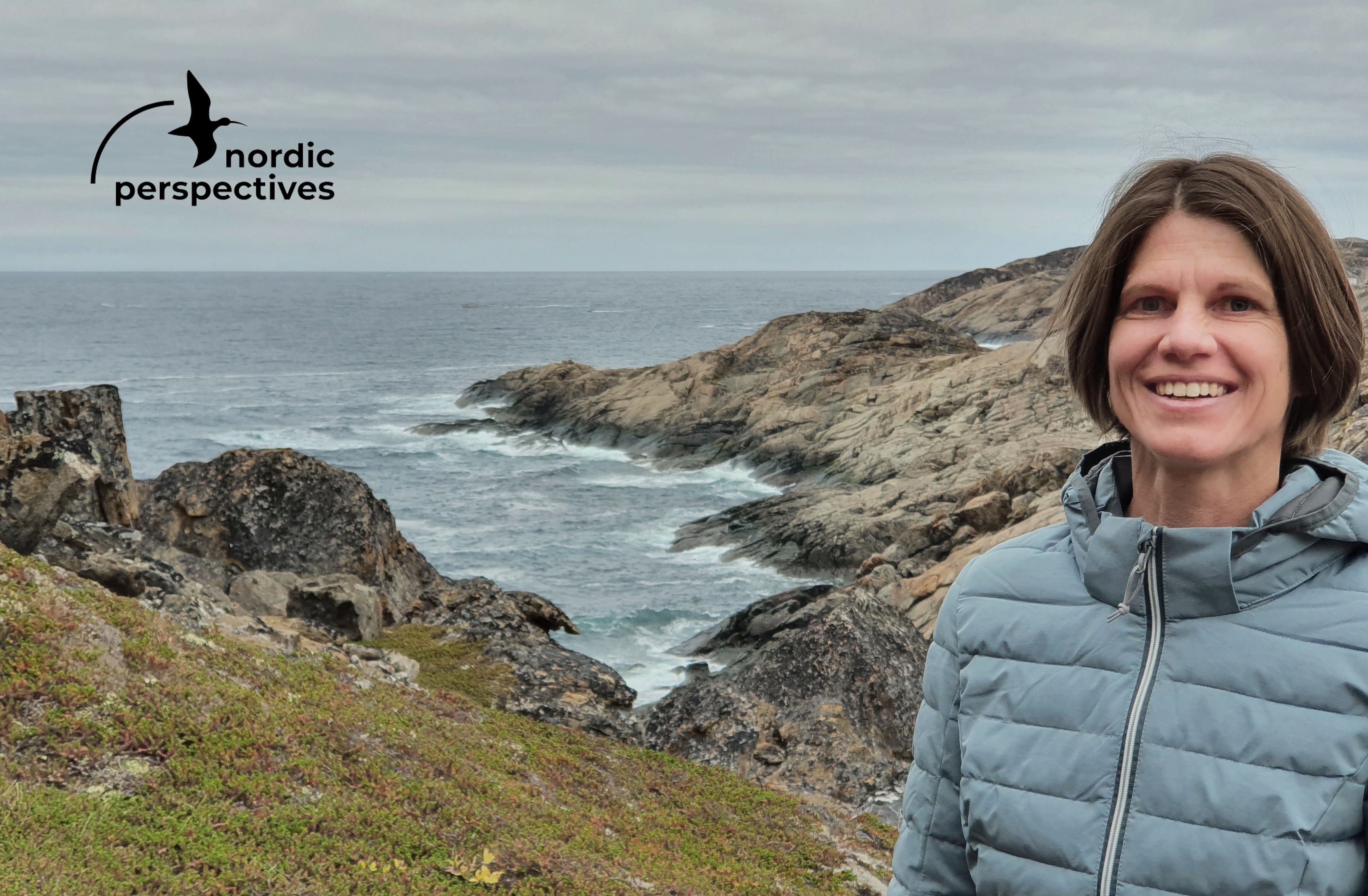 Lächelnde Frau steht an einer Klippe an der Nordsee. Oben links Logo von Nordic Perspectives.