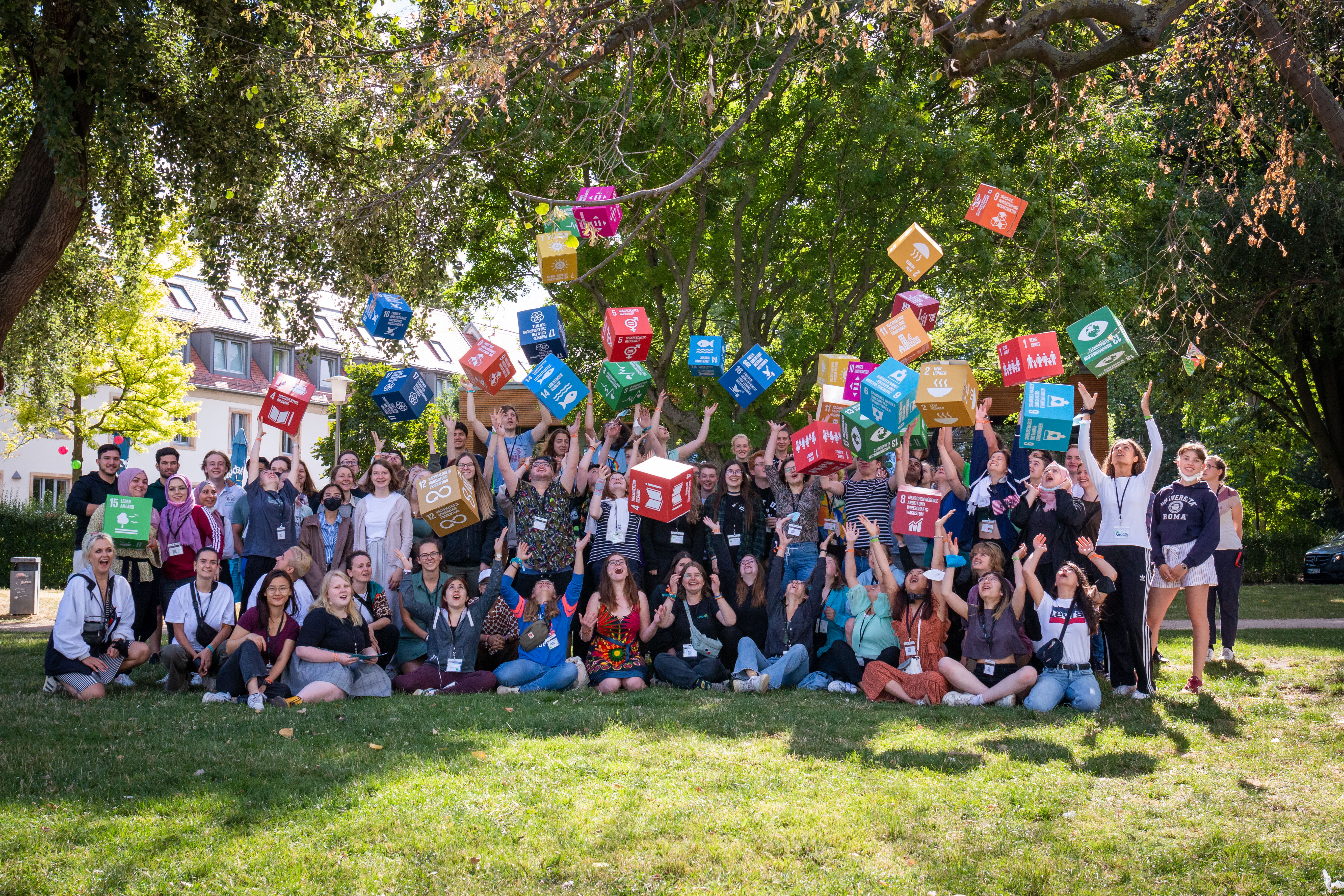 Gruppenfoto mit SDG-Würfeln auf der youcoN 2022 in Mannheim