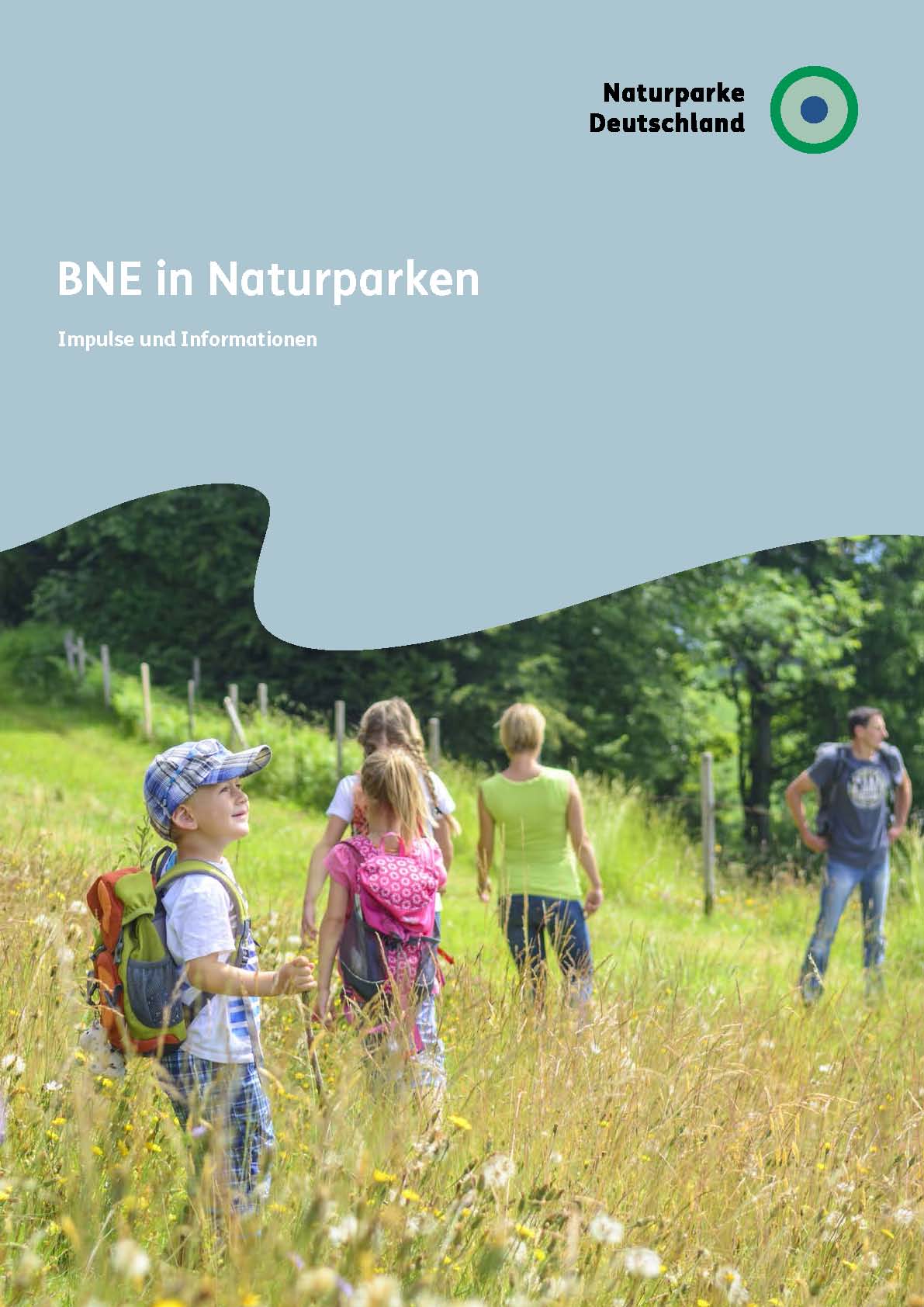 Titelblatt des Leitfadens zu BNE in Naturparken mit dem Bild einer Familie auf einer Wiese