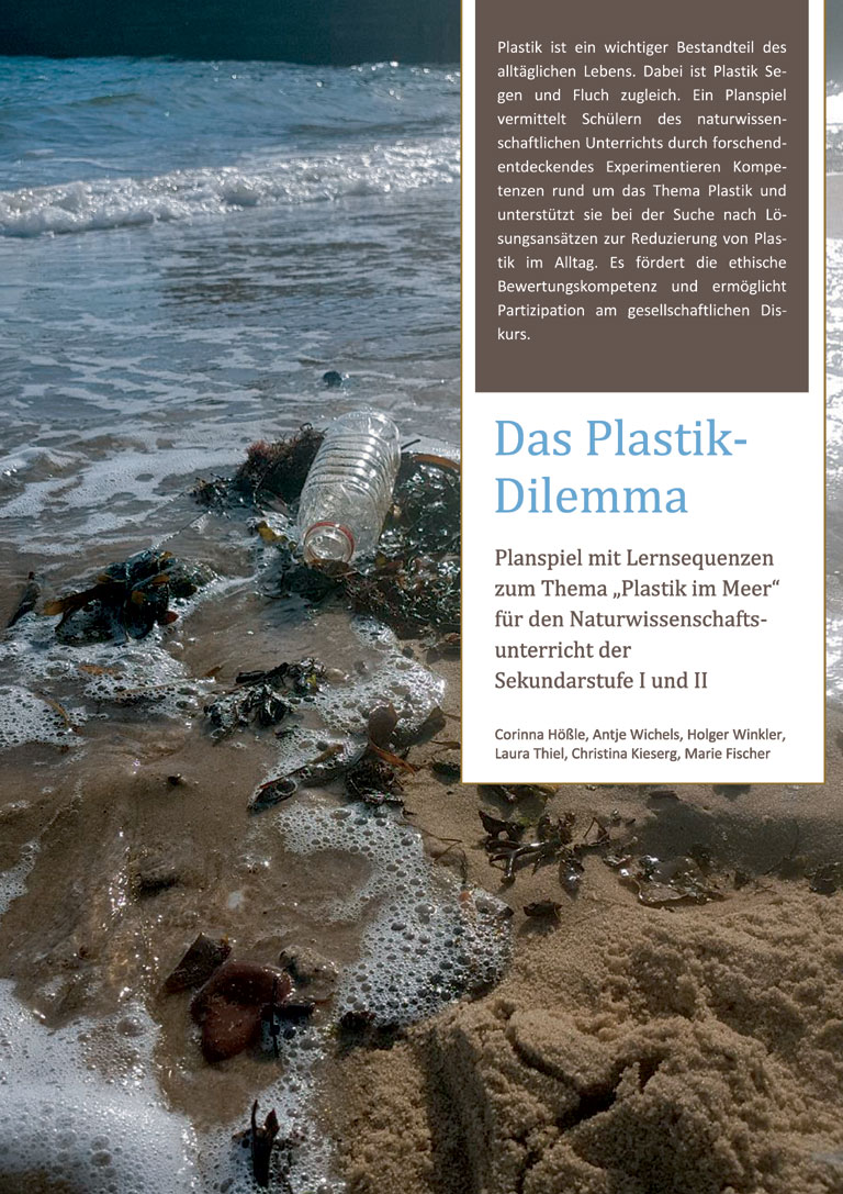 Cover des Planspiels mit Strand und Meer an dem Plastikmüll liegt