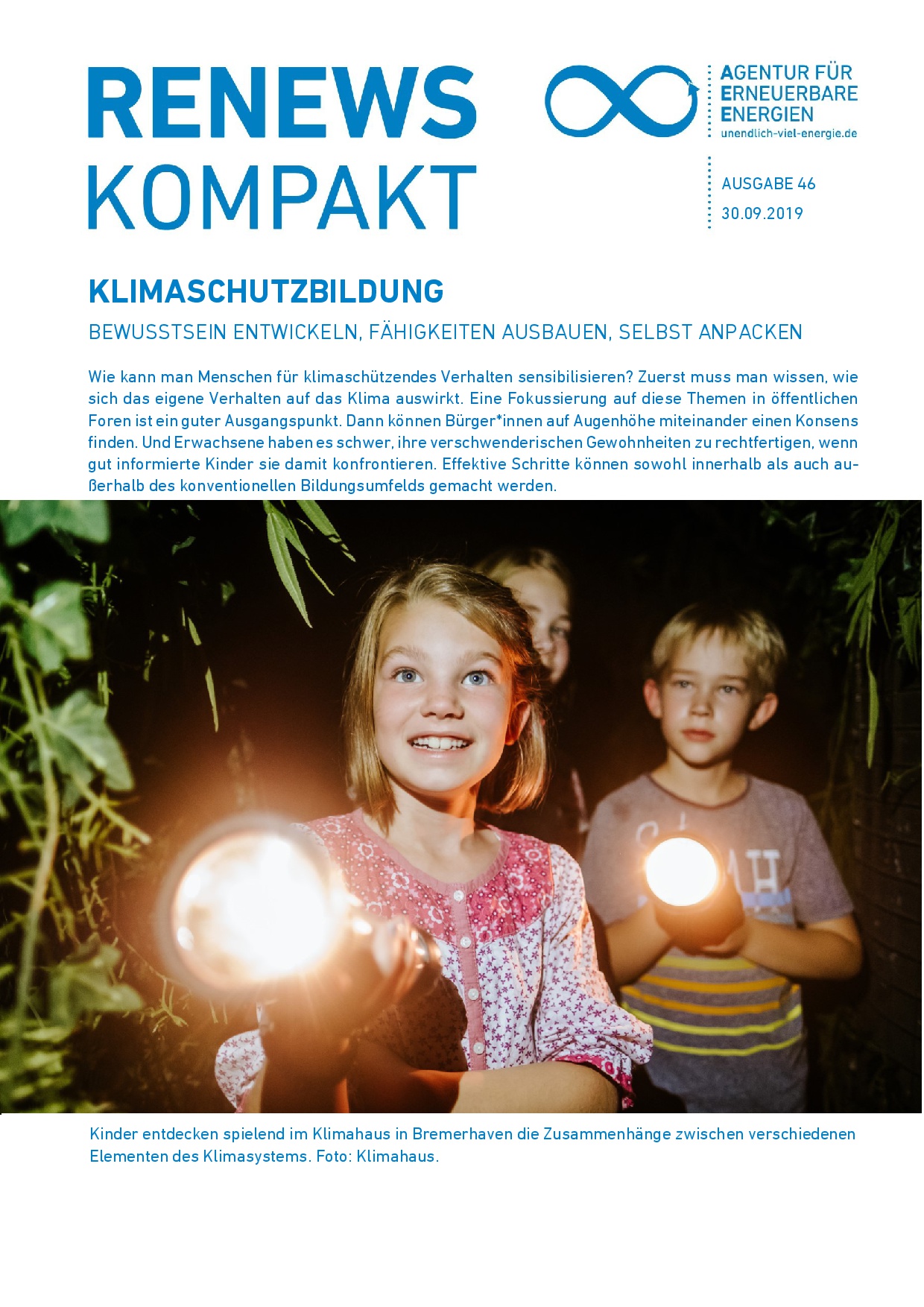 Titel der Renews Kompakt, auf dem drei Kinder mit Taschenlampen zu sehen sind