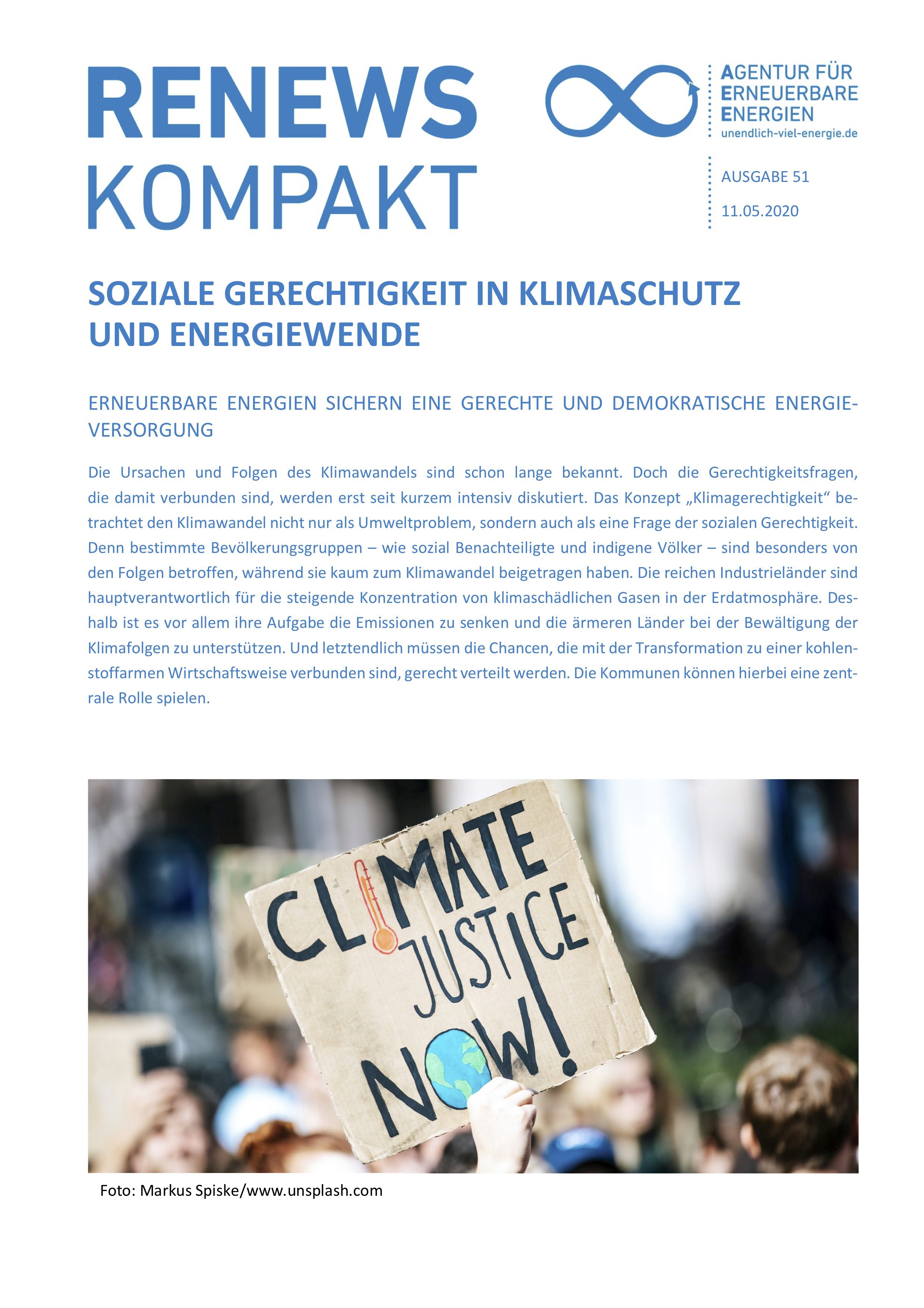Titel der Renews Kompakt, auf dem eine demonstrierende Person zu sehen ist, die ein Schild mit der Aufschrift "Climate Justice Now" hoch hält